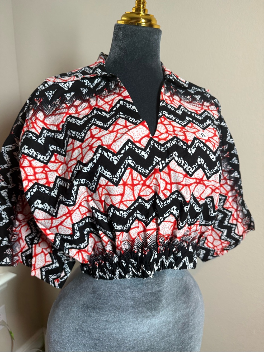 Cropped V-Neck Zigzag Top in Black & Red